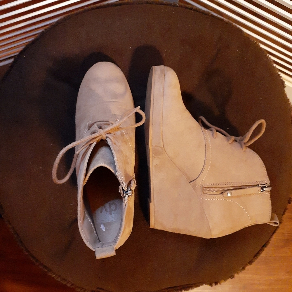 DV wedge heal ankle bootie